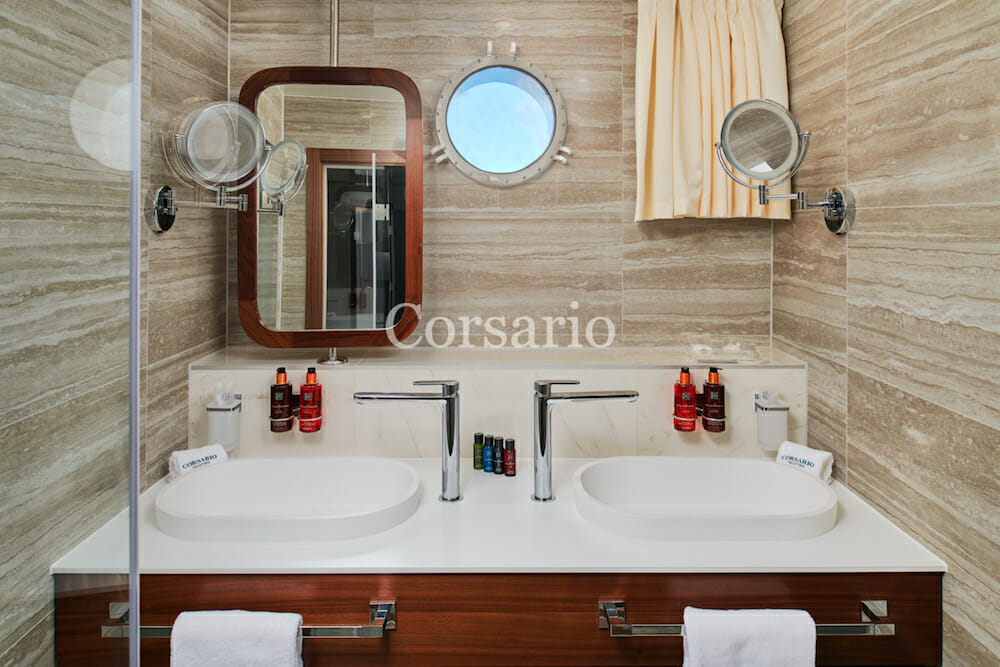 Corsario bathroom