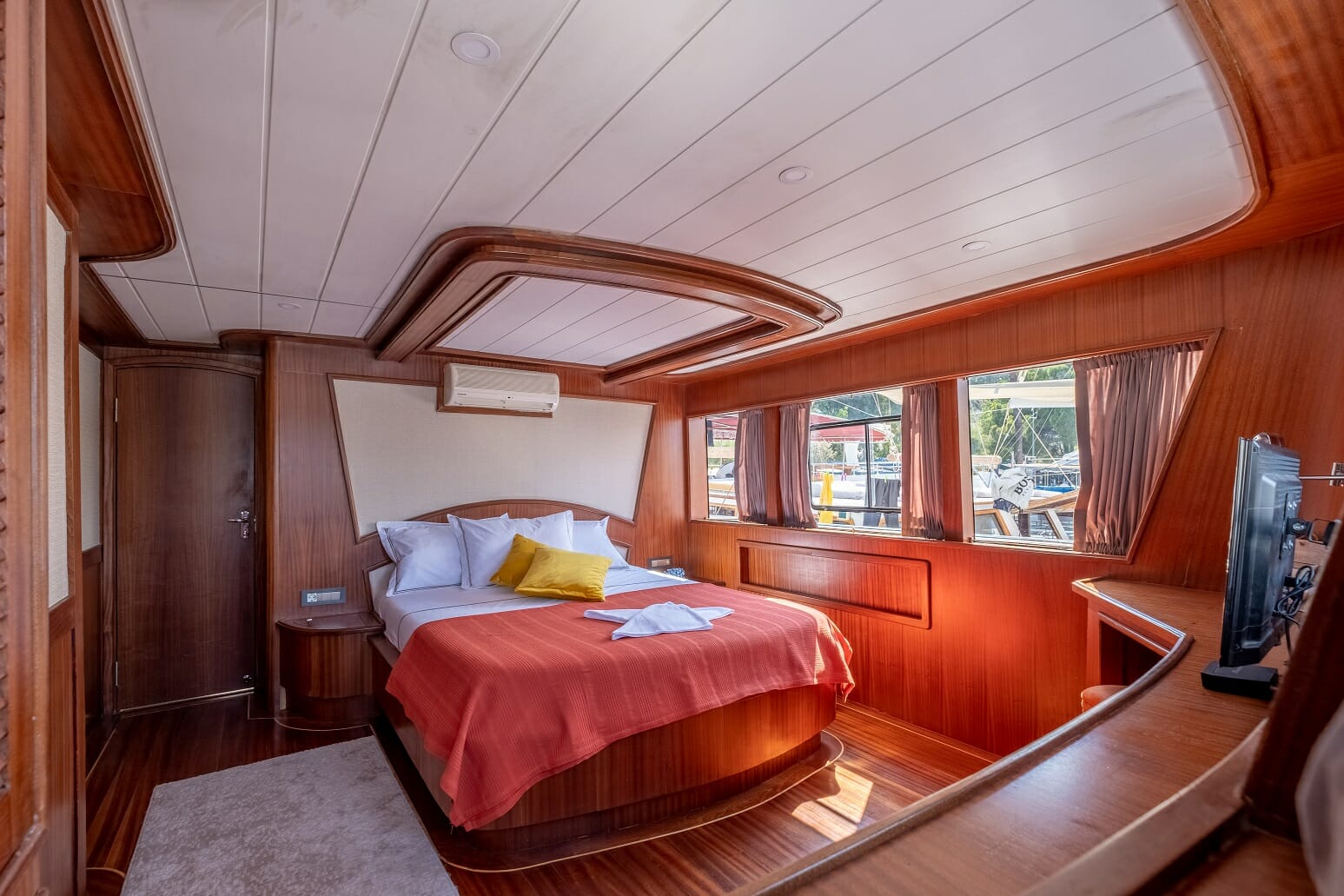 MY Compass - guest cabin