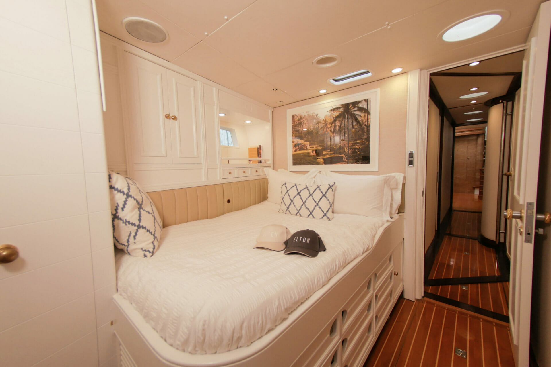Sailing Yacht Elton Trident salon cabin
