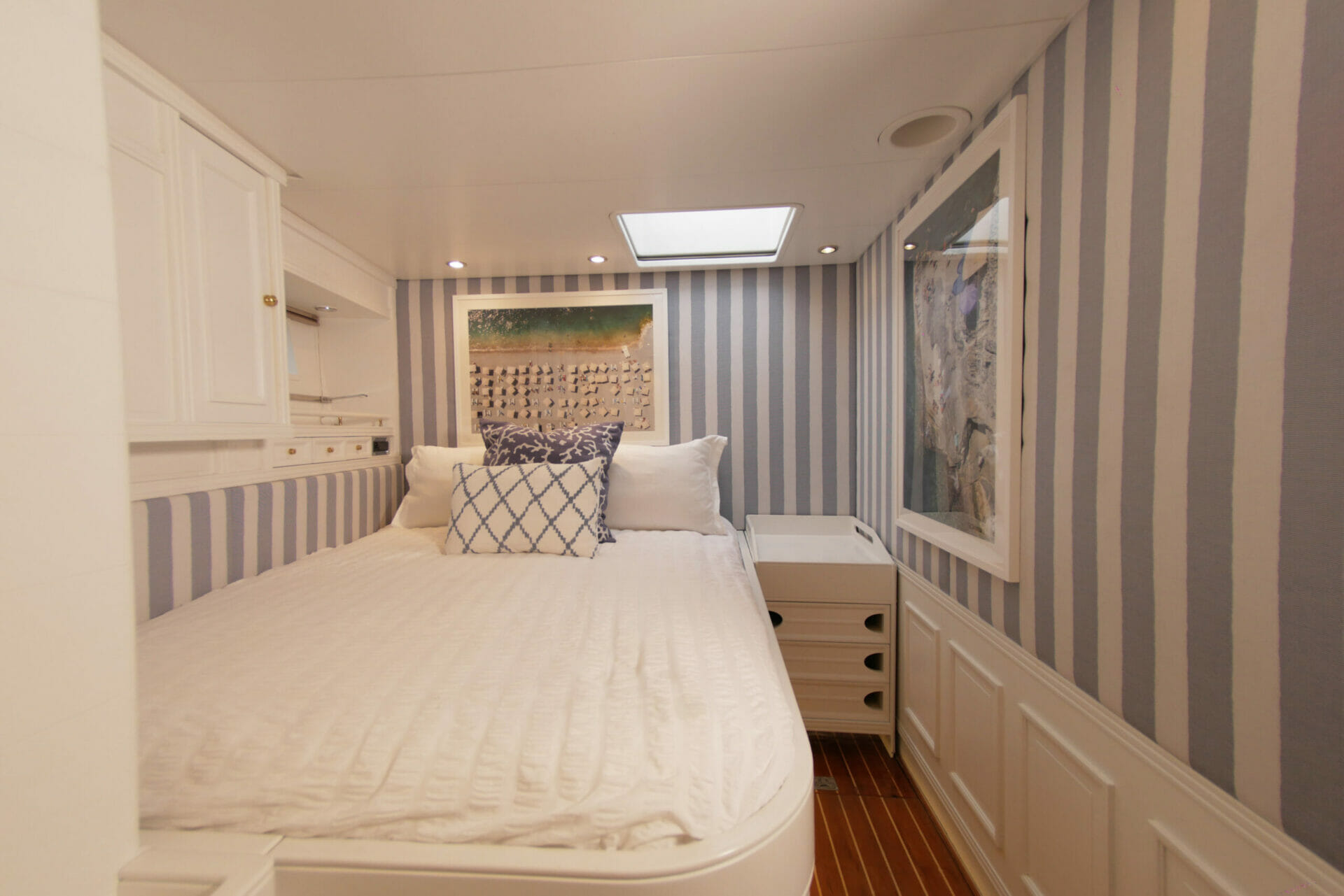 Sailing Yacht Elton Trident salon cabin