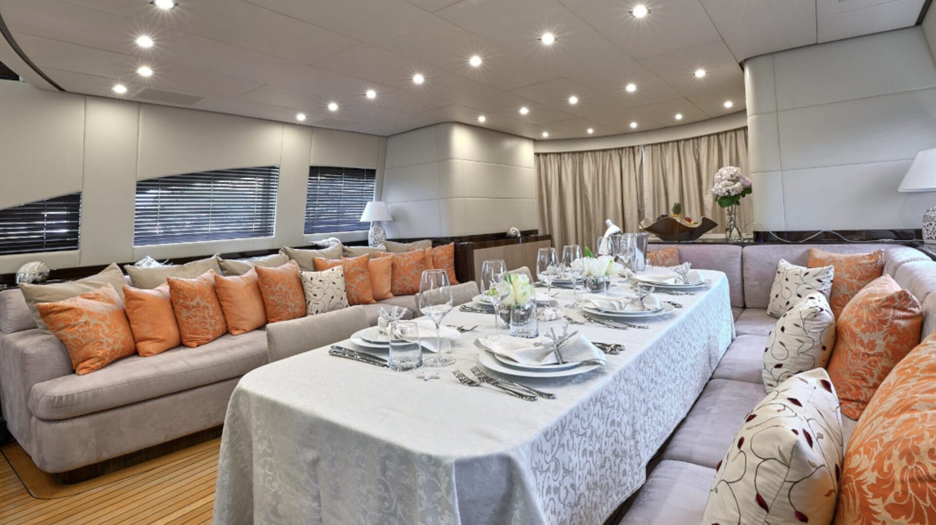 Athos Leopard 32 - dining table interior