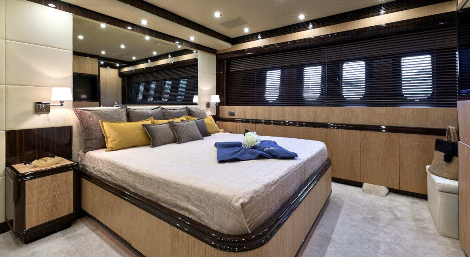 Athos Leopard 32 - double bed cabin