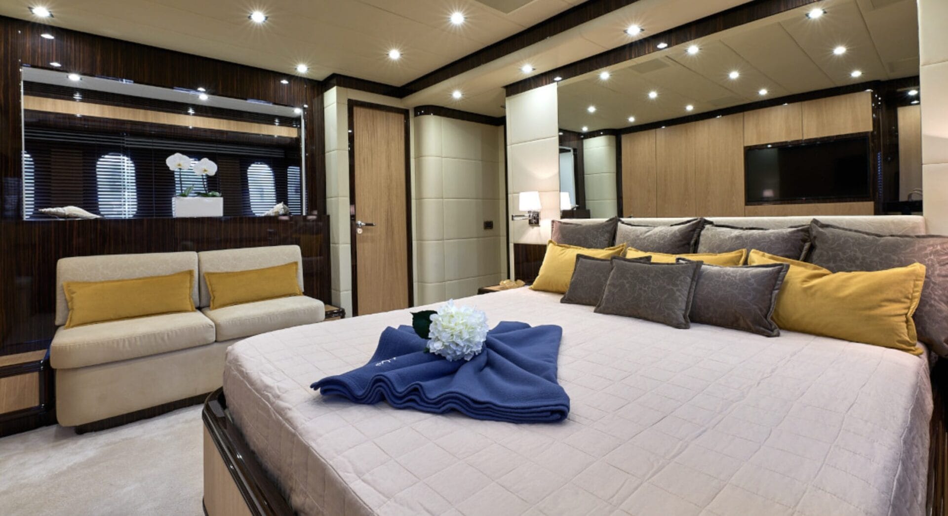 Athos motor yacht - queen bed cabin