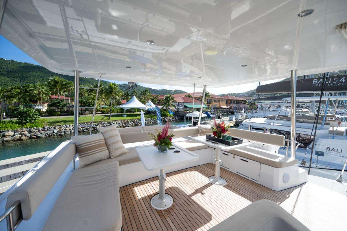 Bali 5.4 - lounge deck