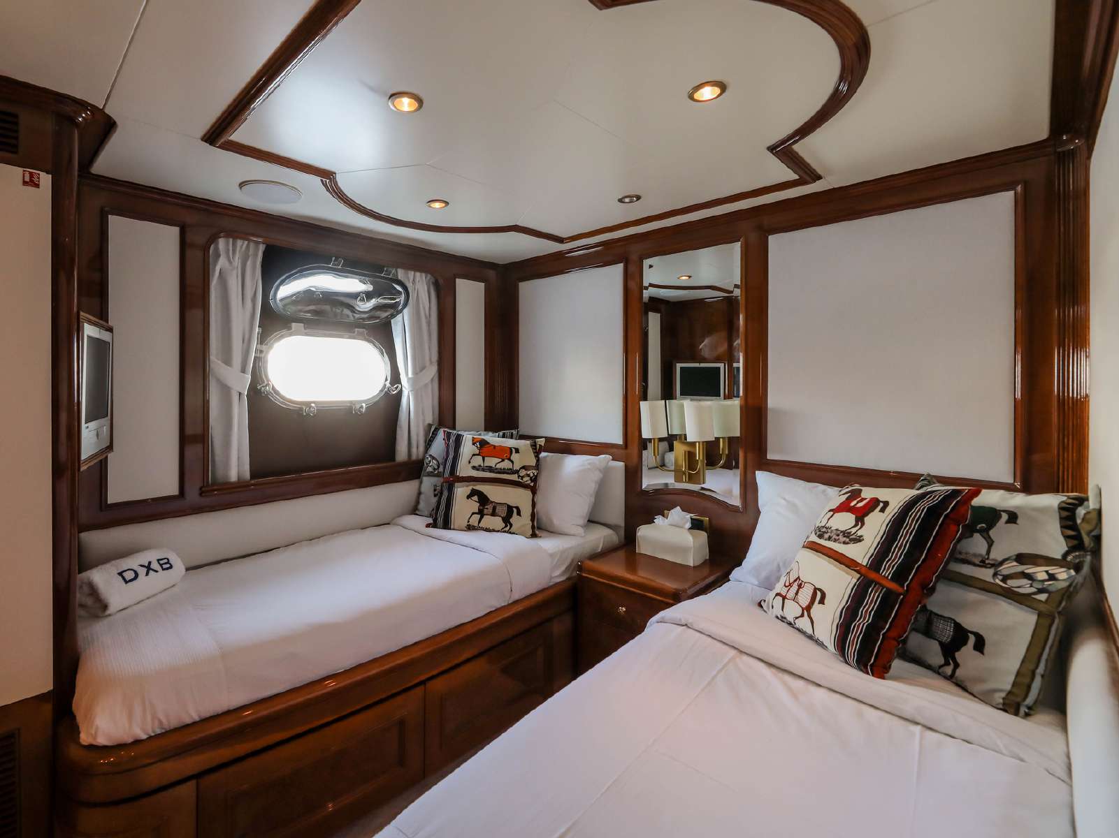 DXB Benetti 35 m - twin bed cabin