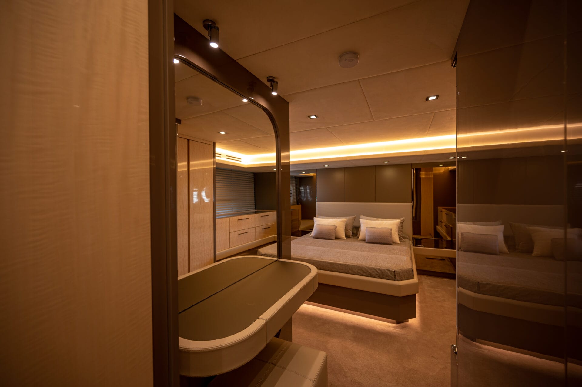 Monte Carlo Yacht 66 - Cabin and bathroom