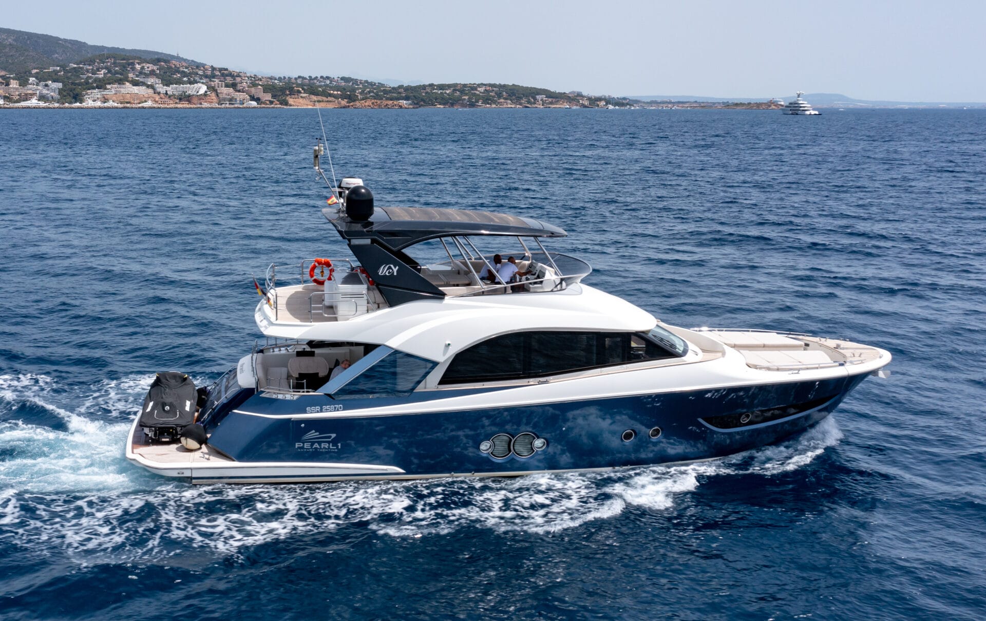 FIVE WEEKS Monte Carlo Yacht 66 - Exterior