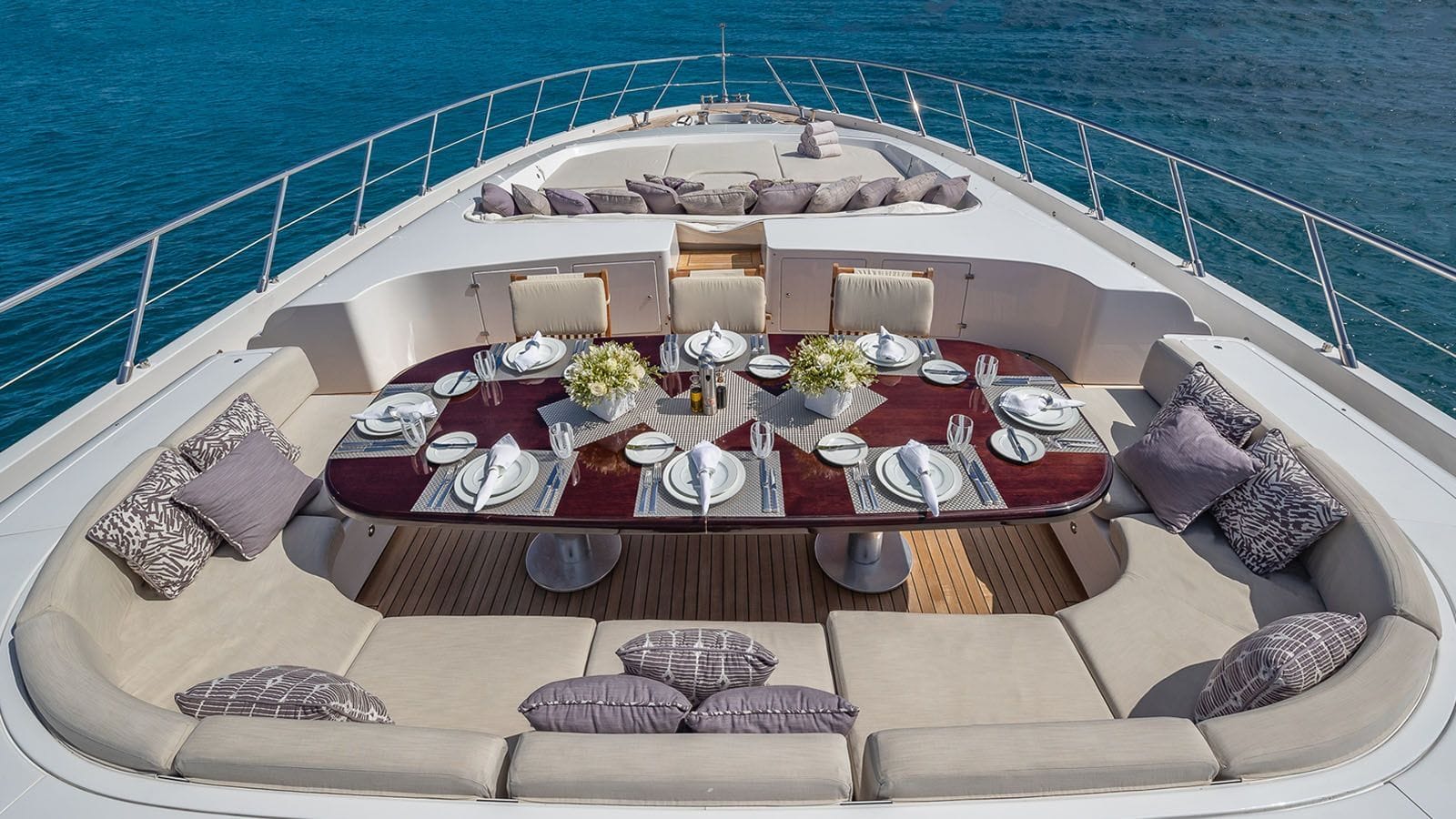 JOMAR Mangusta yacht - all fresco dining