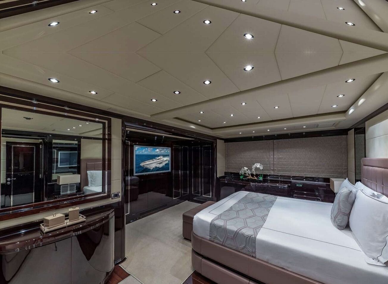 JOMAR yacht - full beam cabin