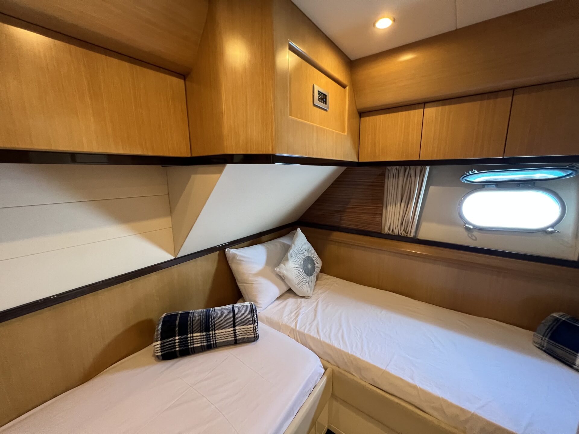 Sarnico 60 - twin bed cabin in L-shape