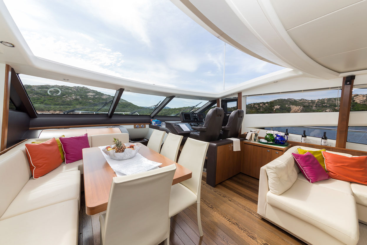 Princess V 78 - salon with open rooftop