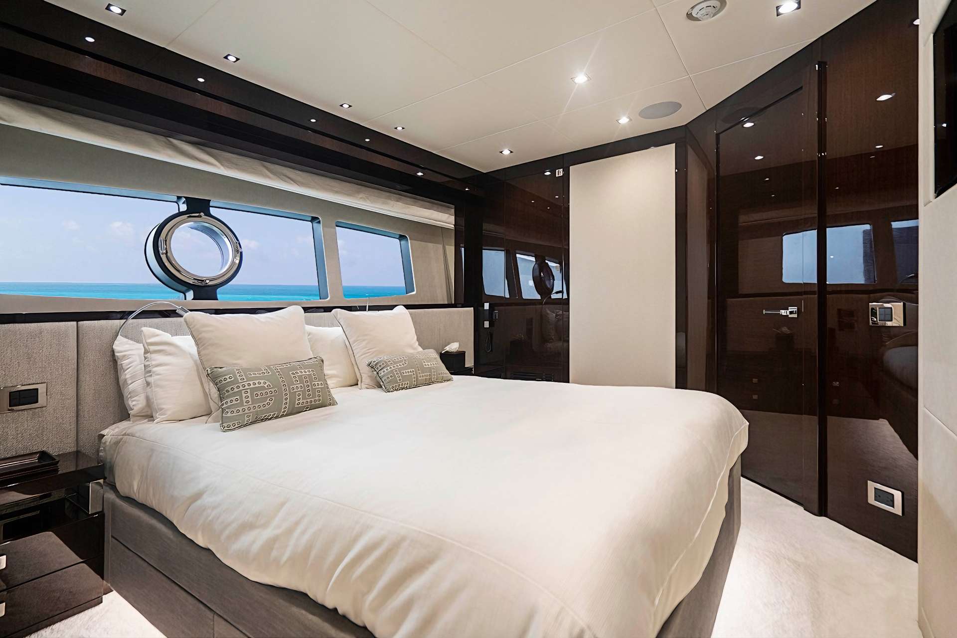 Sunseeker 95 QUANTUM - double bed guest cabin