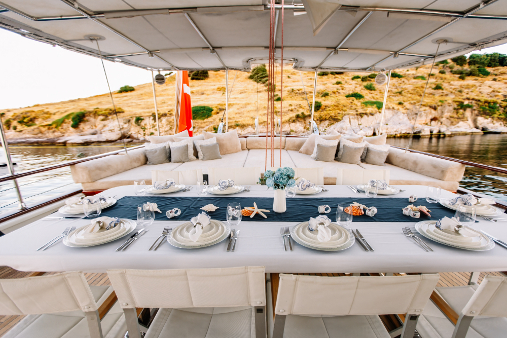 Double Eagle - Table setting (day)