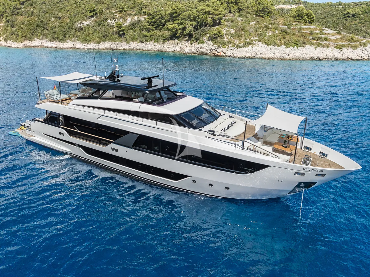 Nailu Ferretti 1000 - at anchor