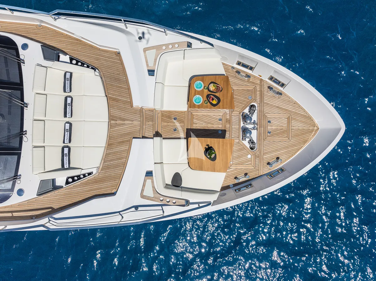 Nailu Ferretti 1000 - bow view