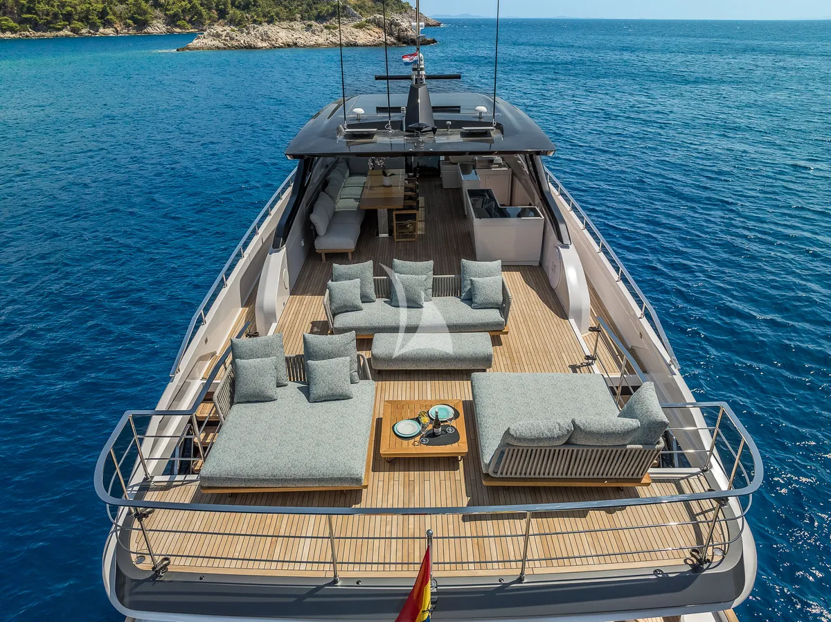 Nailu Ferretti 1000 - cockpit