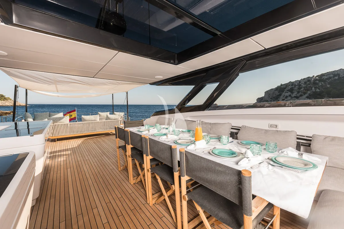 Nailu Ferretti 1000 - dining area