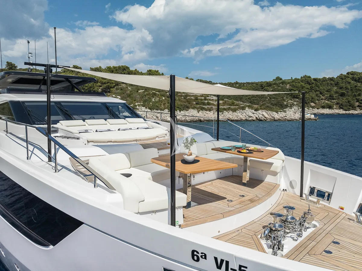 Nailu Ferretti 1000 - relax at the bow