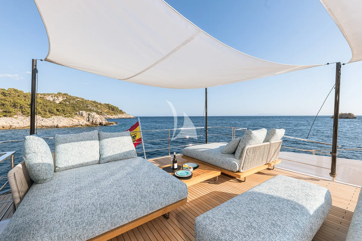 Nailu Ferretti 1000 - sunbathing area 2