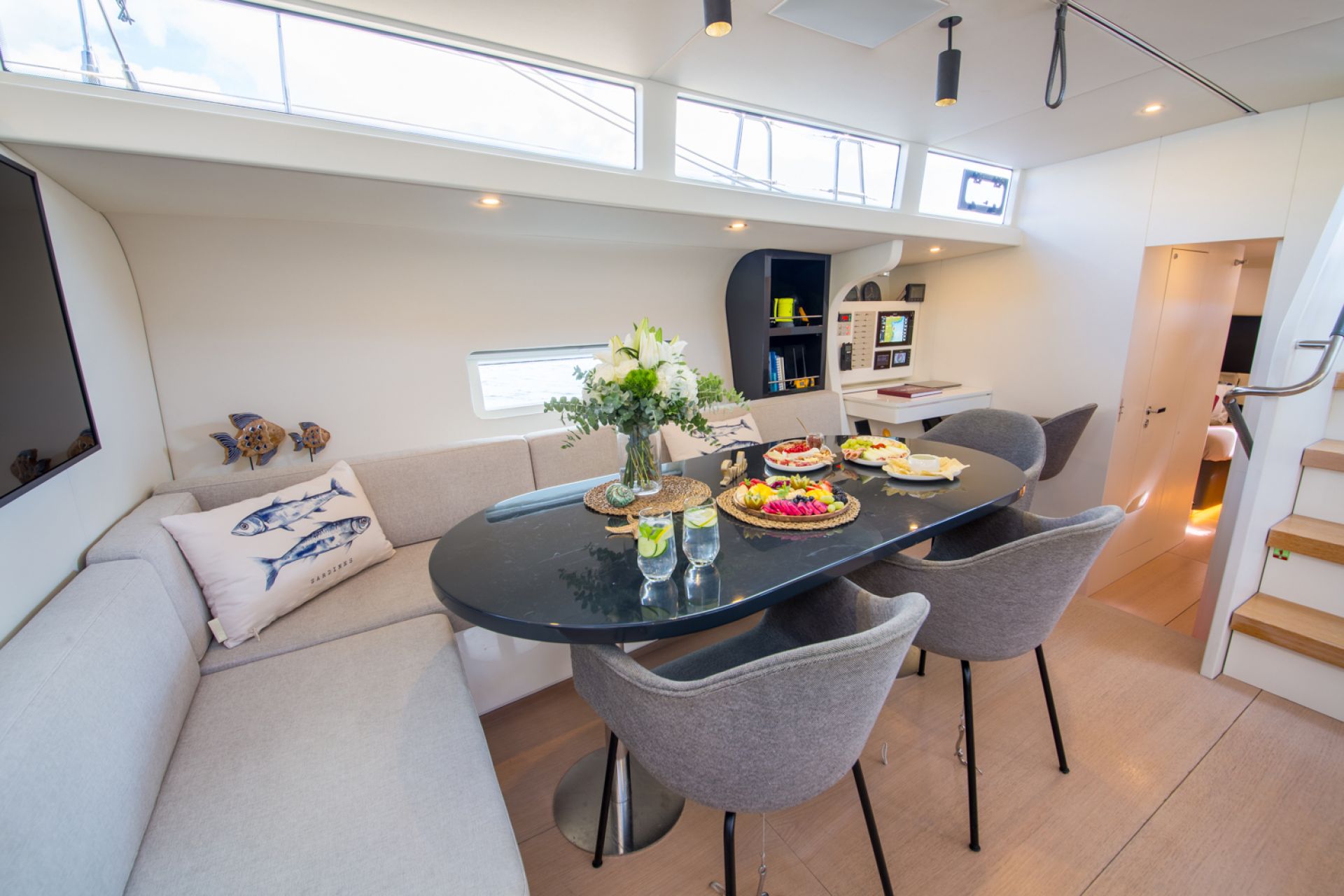 YKNOT - salon and table setting